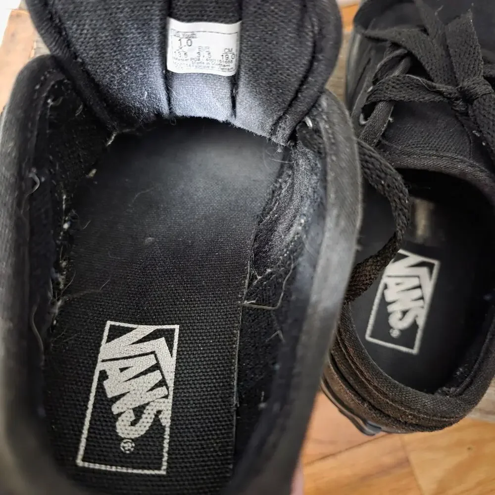 ​Vans Kids Authentic Triple Black Skate Shoes Youth Size 1.0 Low Top Sneakers